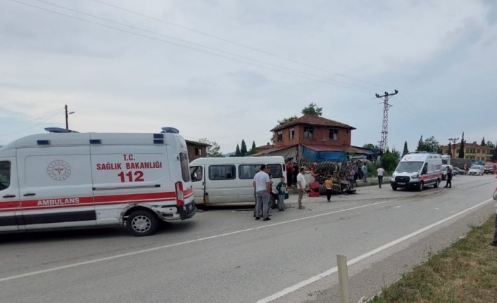 Sinop’ta minibüsle traktörün çarpıştığı kazada 1 kişi öldü