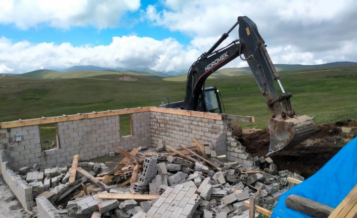 Trabzon Büyükşehir Belediyesinden kaçak yapıların yıkımına destek