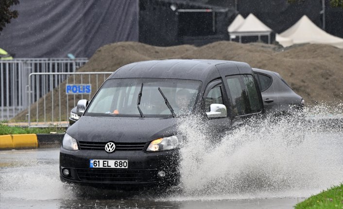 Trabzon'da şiddetli yağış etkili oldu
