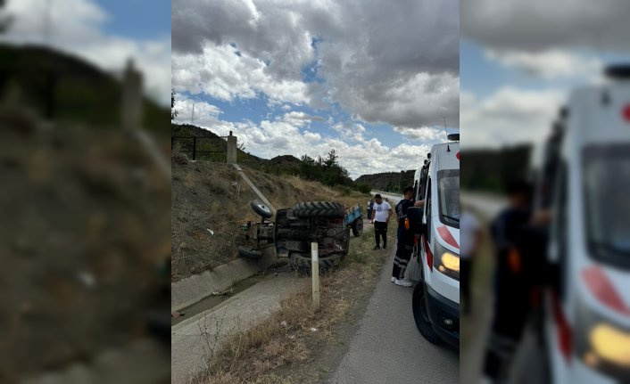 Çorum'da devrilen traktörün sürücüsü yaralandı