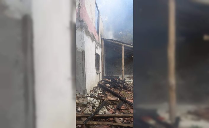 Çorum'da yanan ev kullanılamaz hale geldi
