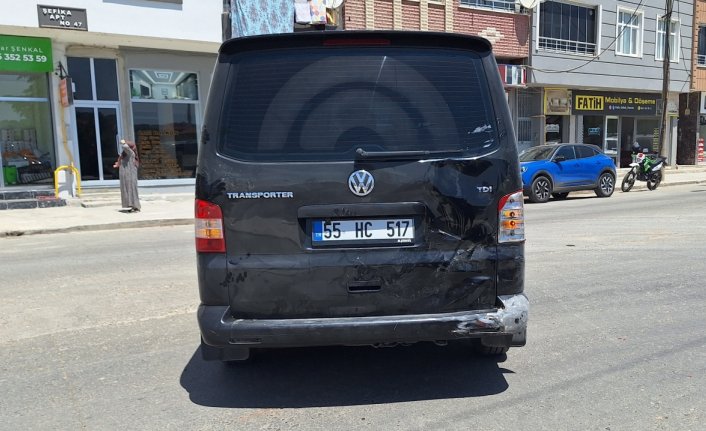 Bafra'da kamyonete çarpan motosiklet sürücüsü yaralandı