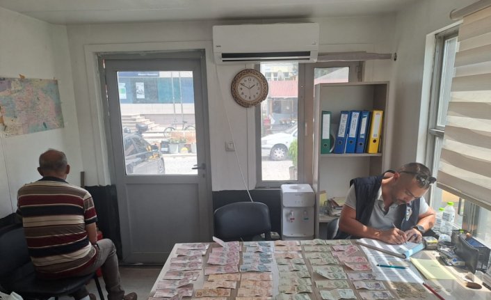 Düzce'de cami önünde dilenen kişinin üzerinden 2 bin 675 lira çıktı