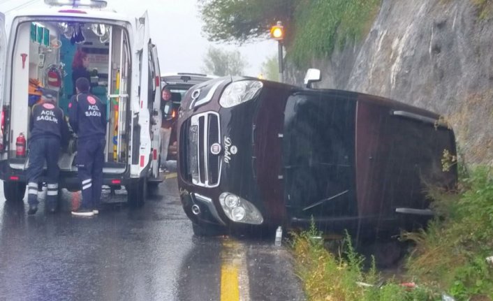 Düzce'de kaza yapan aracın sürücüsüne yardım etmek isteyen 2 kişiye otomobil çarptı
