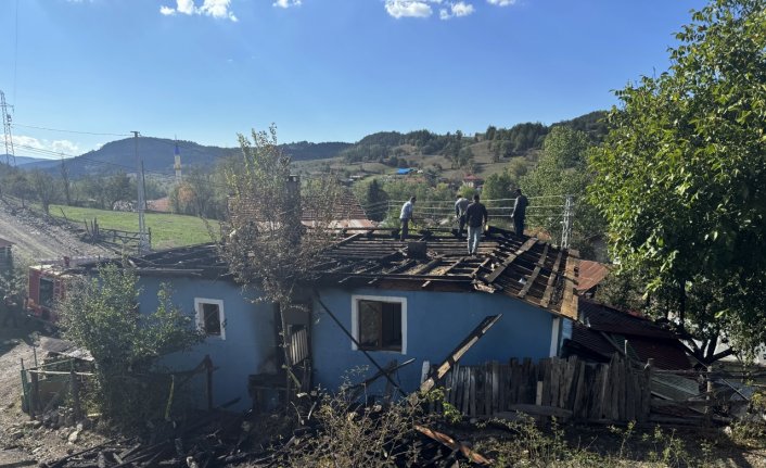 Kastamonu'da çıkan yangında 2 katlı ev kullanılamaz hale geldi