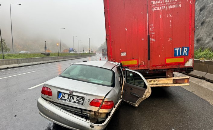 Anadolu Otoyolu'nda tıra çarpan otomobildeki 1 kişi öldü, 4 kişi yaralandı