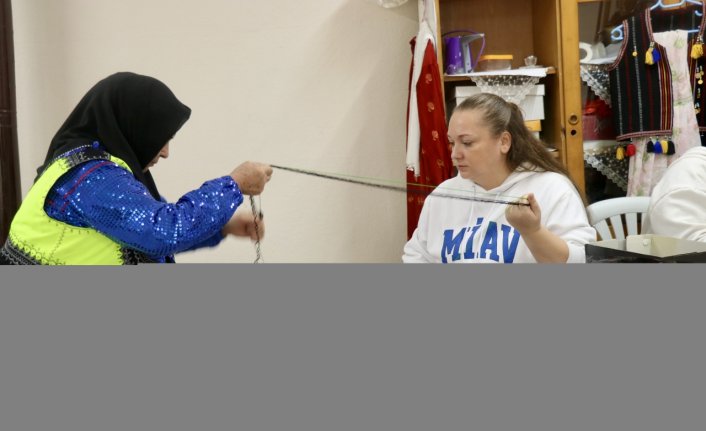 Trabzonlu kadınlar, atıl durumdaki okul binasında hem üretiyor hem de sosyalleşiyor