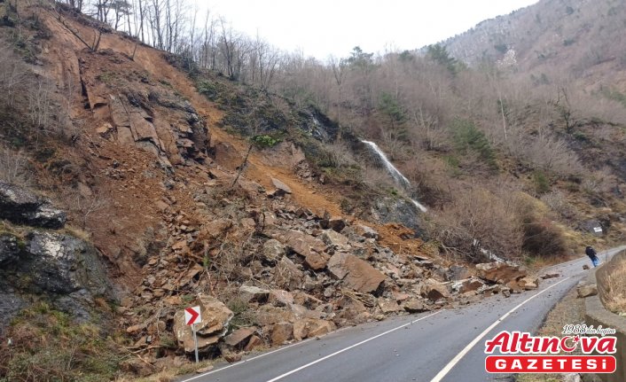 Artvin-Hopa kara yolunda heyelan nedeniyle ulaşım kontrollü sağlanıyor