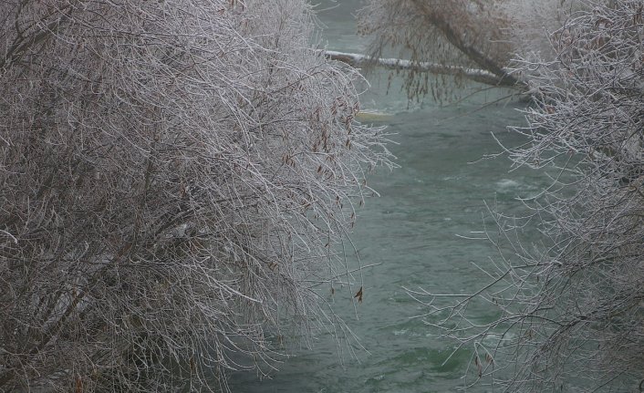 Bayburt'ta soğuk hava ve sis etkili oldu