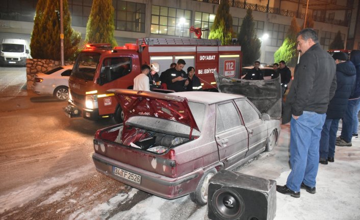 Boyabat'ta park halindeki otomobil, yangın sonucu hasar gördü