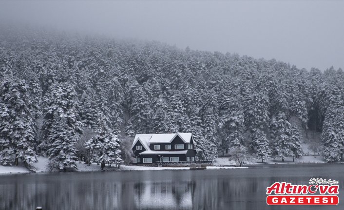 Doğaseverler beyaza bürünen Gölcük Tabiat Parkı'nda manzaranın tadını çıkardı