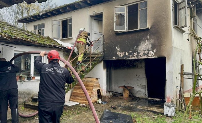 Düzce'de iki katlı ev yanarak kullanılamaz hale geldi