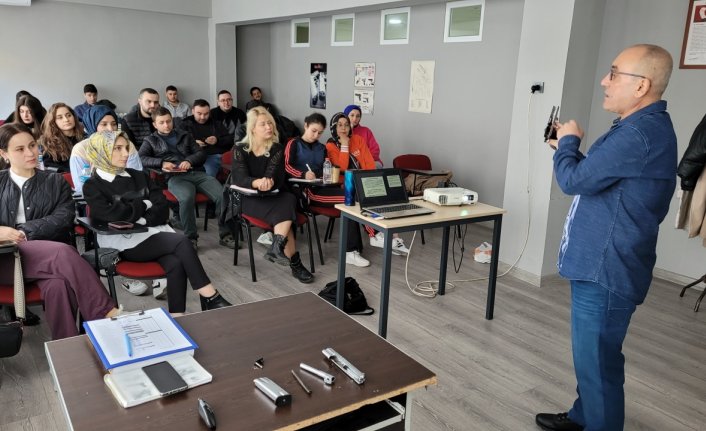 Emekli polis türkü tutkusunu ders verdiği sınıfa da taşıyor