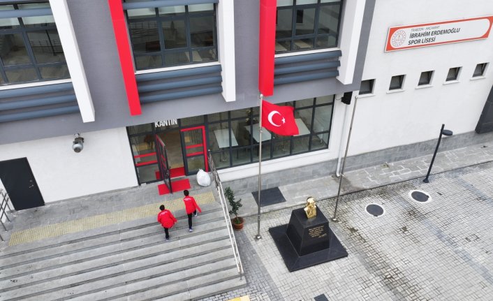 Futbol temalı okulda geleceğin sporcuları yetiştiriliyor