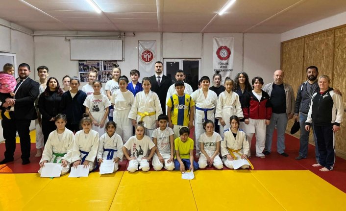 Gerze'de sporcular kuraş şampiyonasına katılmak için mücadele etti