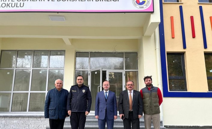 Hopa Kaymakamı Arslatürk, anaokulu inşaatında incelemede bulundu