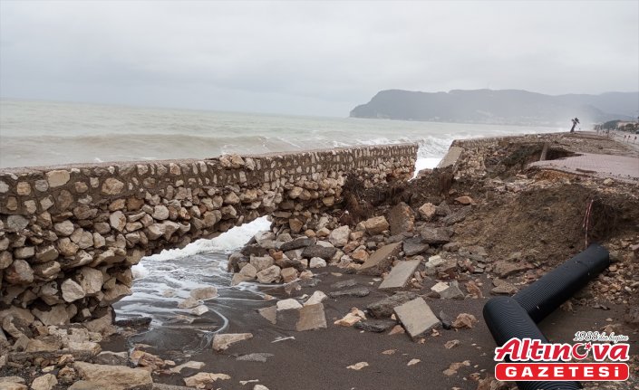 Kastamonu'da dalgalar sahil yolu ve kaldırımlara zarar verdi