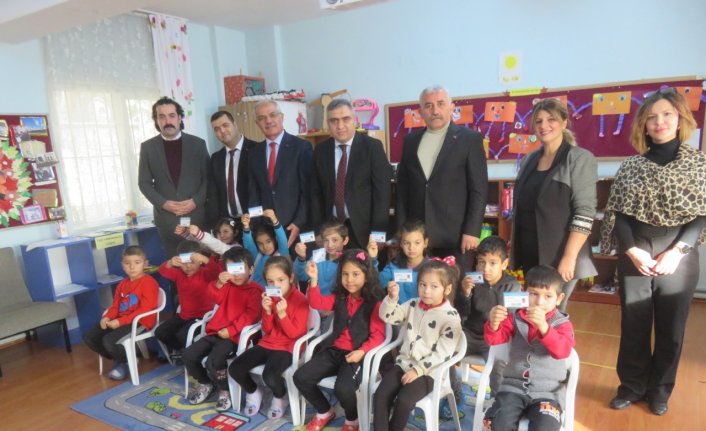 Merzifon'da öğrencilere kütüphane üye kartları dağıtıldı