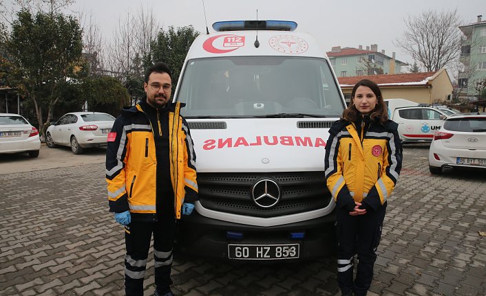 Paramedik çift, omuz omuza acil sağlık hizmeti bekleyen hastaların yardımına koşuyor