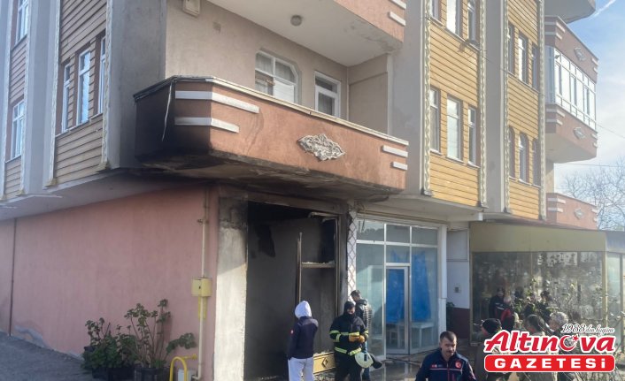 Bafra'da dükkanda çıkan yangında bir araç kullanılamaz hale geldi