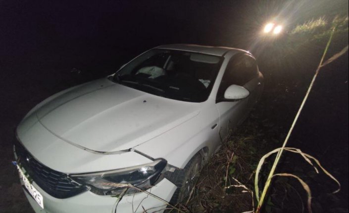 Bafra’da tarlaya devrilen otomobildeki 3 kişi yaralandı