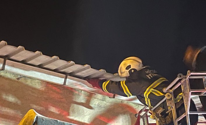 Tokat'ta çatı oluğuna sıkışan yavru kediyi itfaiye kurtardı