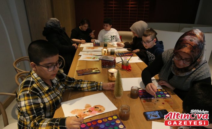 Tokat'ta otizmli çocuklar kafede resim yaparak sosyalleşiyor
