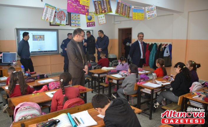 Tosya Kaymakamı Ünsal okullarda incelemelerde bulundu