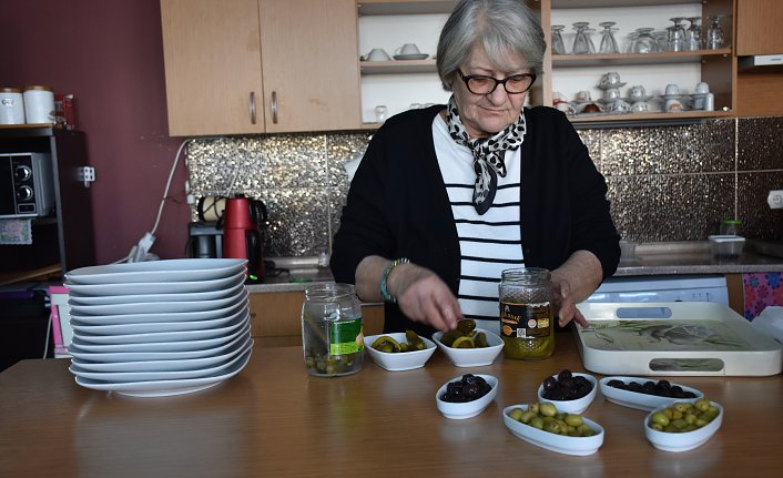 Trabzon'da özel bireyler aileleriyle yaptıkları yemekleri kafede satıyor