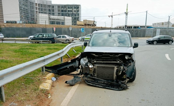 Trabzon'da devrilen otomobildeki baba ile oğlu yaralandı