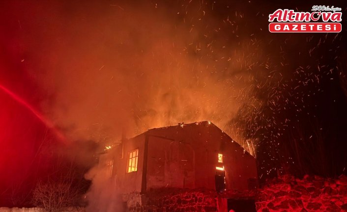 Amasya'da 2 evde çıkan yangın hasara neden oldu