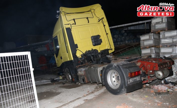 Amasya'da çekicinin iş yerine girme anı güvenlik kamerasında