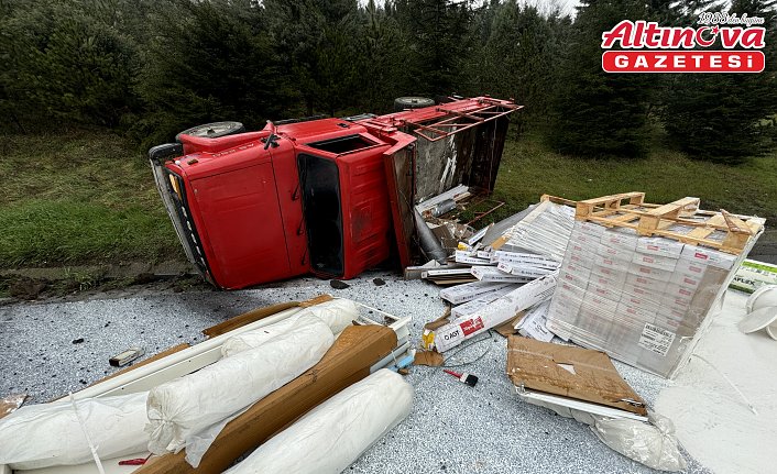 Anadolu Otoyolu'nda devrilen kamyonetin sürücüsü yaralandı