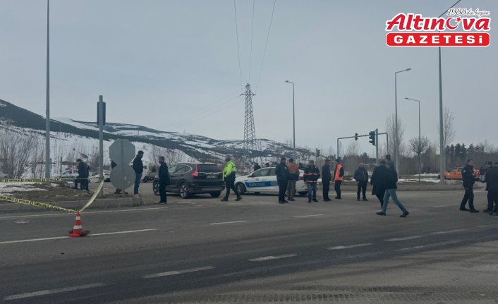 Bayburt'ta aracından düşen parçaları toplarken cipin çarptığı sürücü yaralandı