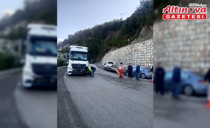 Bolu'da tırla çarpışan otomobildeki 4 kişi yaralandı