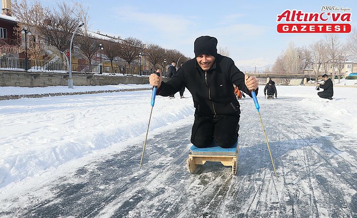 Buz tutan Çoruh Nehri'nde kızak keyfi
