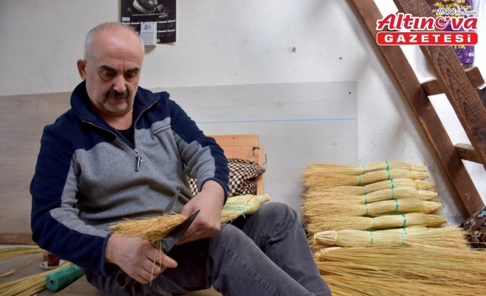 Çocukluk yaşlarında başladığı ot süpürge üretimini yarım asırdır sürdürüyor