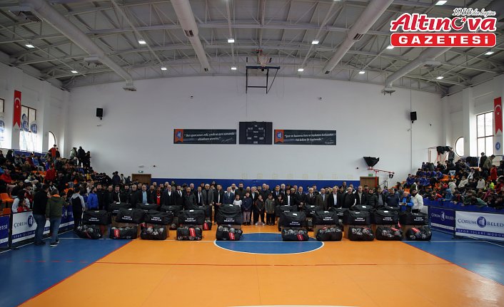 Çorum'da amatör spor kulüplerine 3 milyon liralık malzeme yardımı