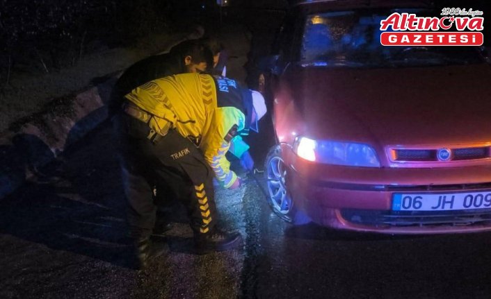 Düzce'de aracının lastiği patlayan sürücüye jandarma ekipleri yardım etti