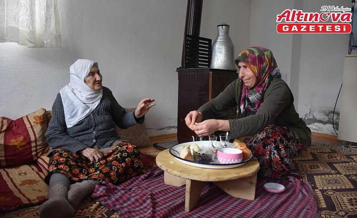 Engelli kadın 50 yıldır evlatlık verildiği halası ile hayatı paylaşıyor