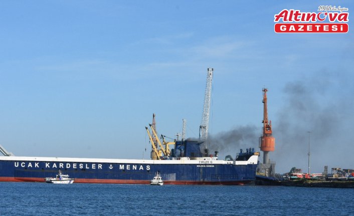 Samsun Limanı'nda bulunan gemide çıkan yangına müdahale ediliyor