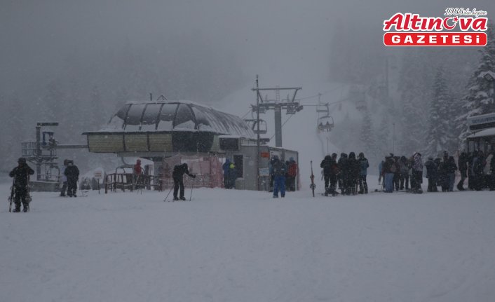 Ilgaz Dağı'nda kar yağışı ve sis etkili oluyor