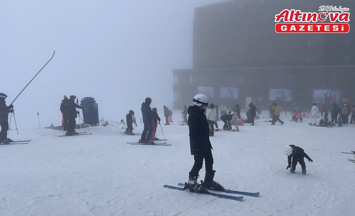 Kartalkaya'da kar ve sis altında kayak keyfi