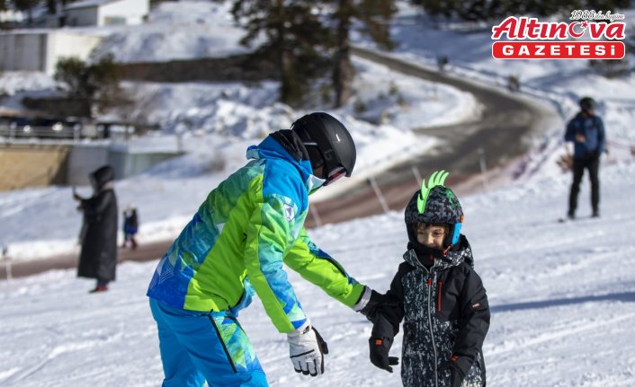 Kartalkaya yarıyıl tatilinin başlamasıyla kayakseverlerin ilgisiyle karşılaştı