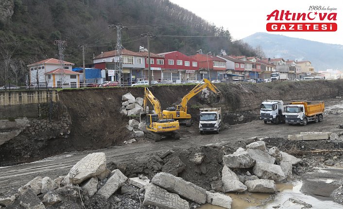 Kastamonu'da, İnebolu Çayı'ndaki çalışma sırasında istinat duvarı çöktü