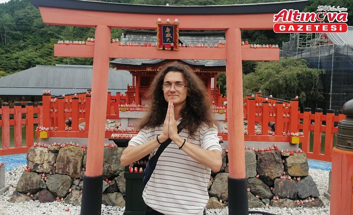 Kendi imkanlarıyla öğrendiği Japonca ile Ertuğrul Fırkateyni Şehitleri Anıtı'nı ziyaret etti