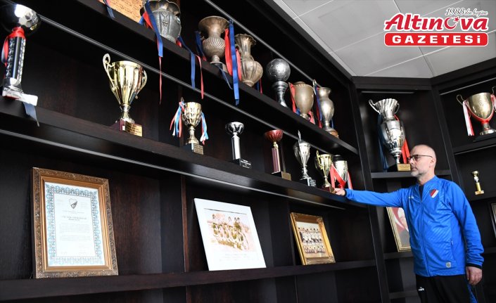 Masör baba oğul aynı futbol kulübünde çalışıyor