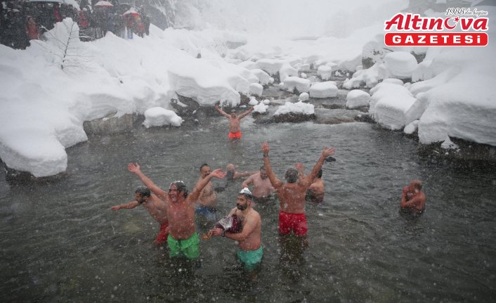 Rize'de kar yağışı altında “9. Kış Yüzme Şenliği“ yapıldı