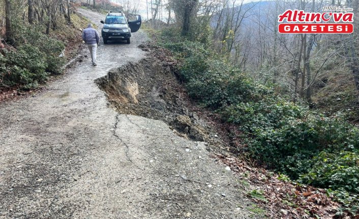 Samsun'da toprak kayması nedeniyle mahalle yolu ulaşıma kapandı