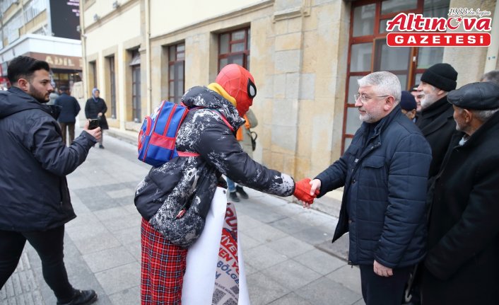 Türkiye'yi dolaşan “Örümcek Adam“ Çorumlularla buluştu